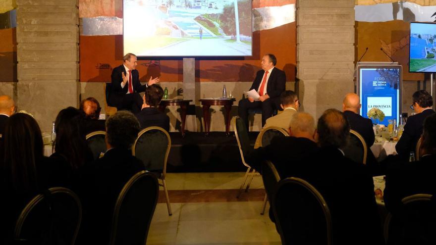 Augusto Hidalgo conversa con Antonio Cacereño durante el foro. | | JOSÉ CARLOS GUERRA