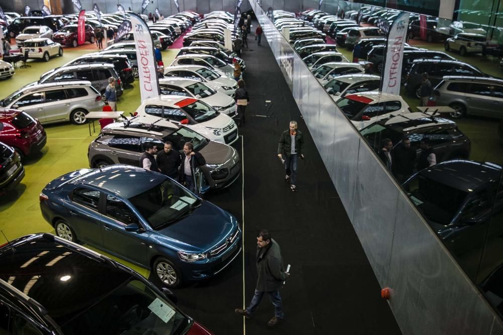 Salón del automóvil en el pabellón de exposiciones en Avilés