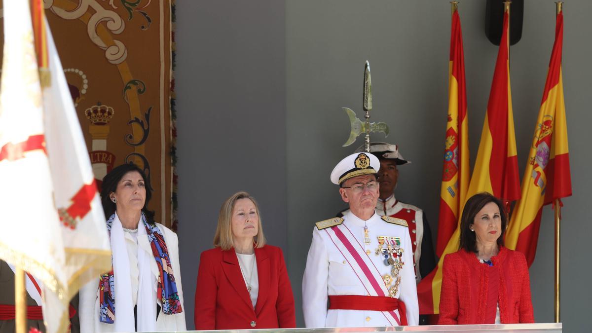 Margarita Robles, a la derecha, con el Jemad, y miembros de su departamento.