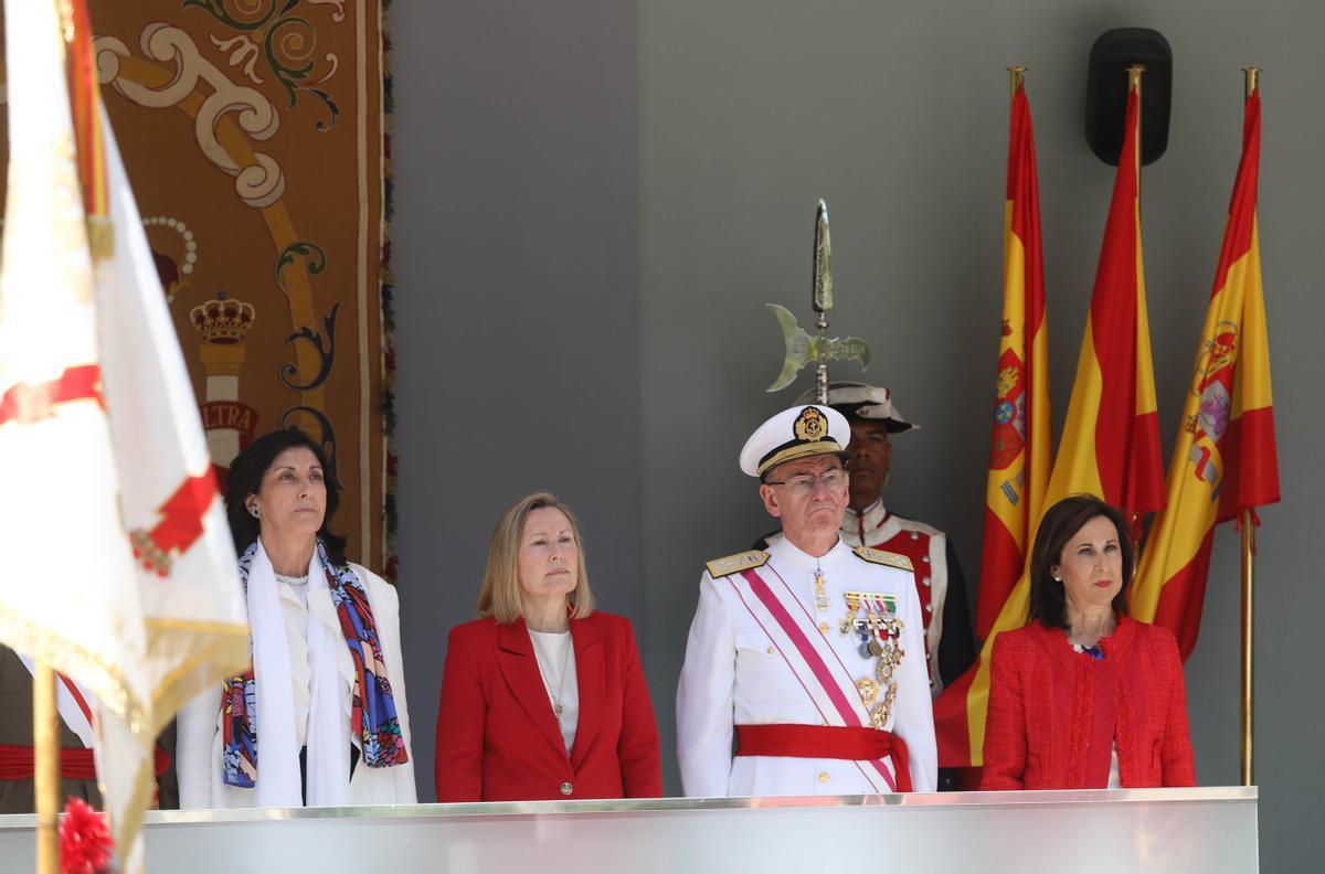 Margarita Robles, a la derecha, con el Jemad, y miembros de su departamento.