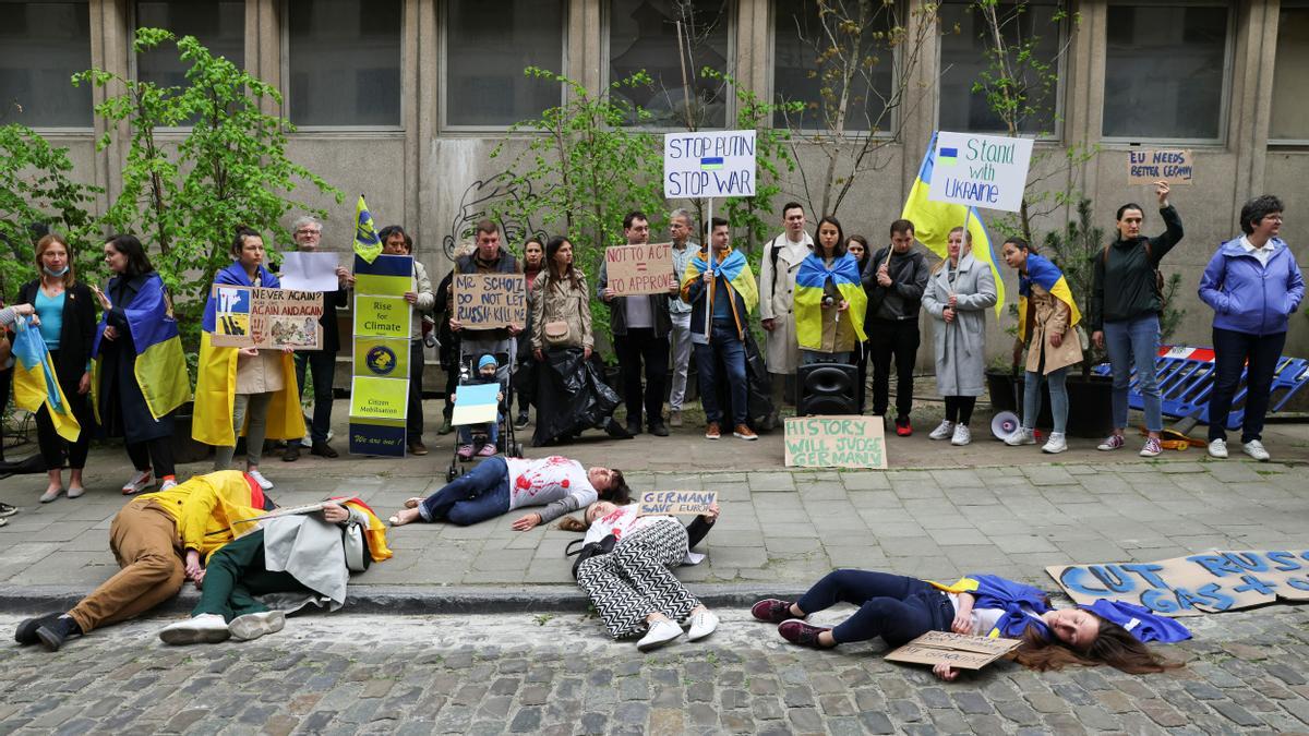 Activistas climáticos protestan frente a la Embajada de Alemania el Día de la Tierra para pedir un embargo inmediato sobre el petróleo y el gas rusos, en Bruselas, Bélgica