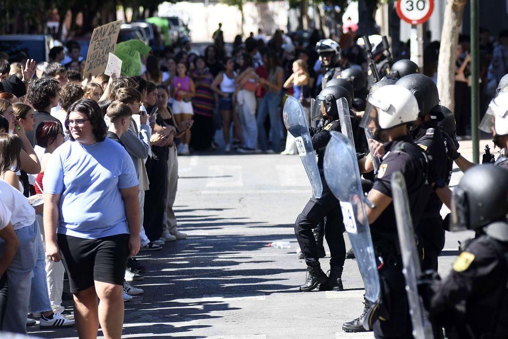 Todas las imágenes de la protesta por la Ebau y las cargas policiales junto a la Consejería de Educación
