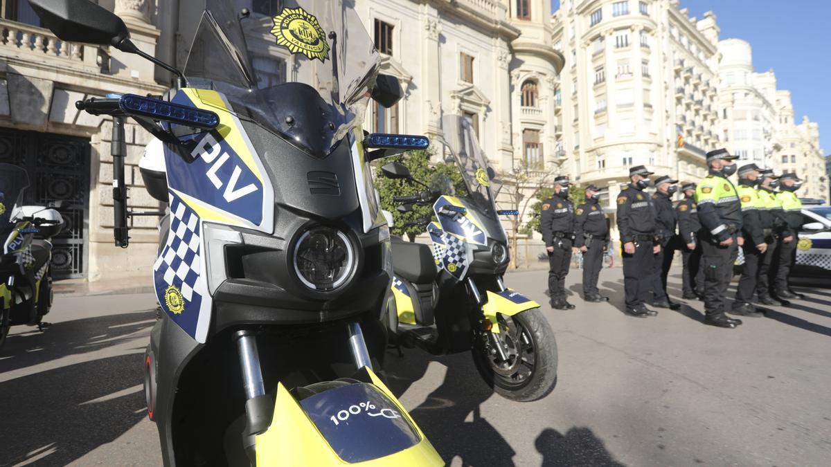 Presentación de los nuevos agentes y vehículos de la Policía Local.