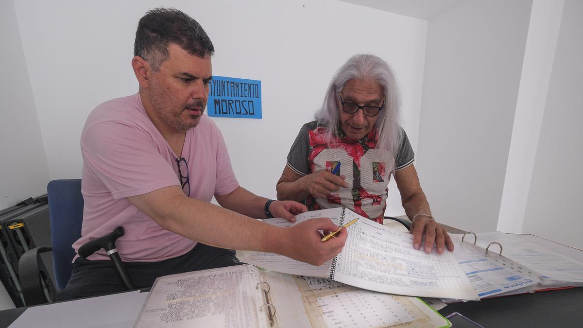 Ismael Sánchez y Fernando Padrón, miembros de la comunidad de vecinos de las 59 viviendas de la reposición de Tamaraceite, revisan la documentación en el local comunitario.