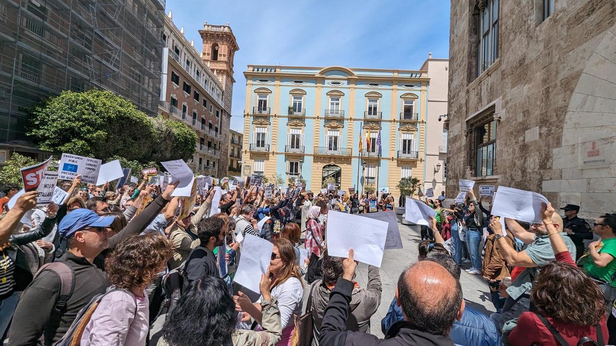 Protesta del profesorado de la Escuela Oficial de Idiomas de Saïdia frente al Palau de la Generalitat para denunciar los recortes en Educación.
