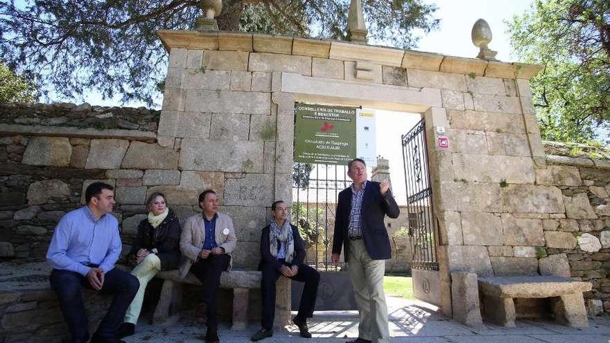 R. Rodríguez, María Álvarez, Crespo, J.A. Rodríguez y Bugallo, ayer, en el Pazo de Liñares.  // Bernabé/Gutier