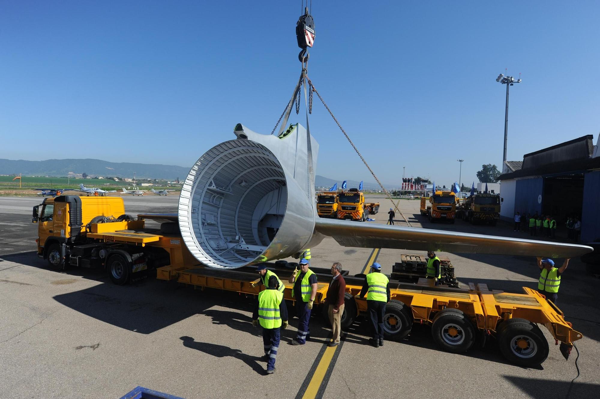 Así fue el multitudinario traslado del avión de Miraflores por el centro de Córdoba