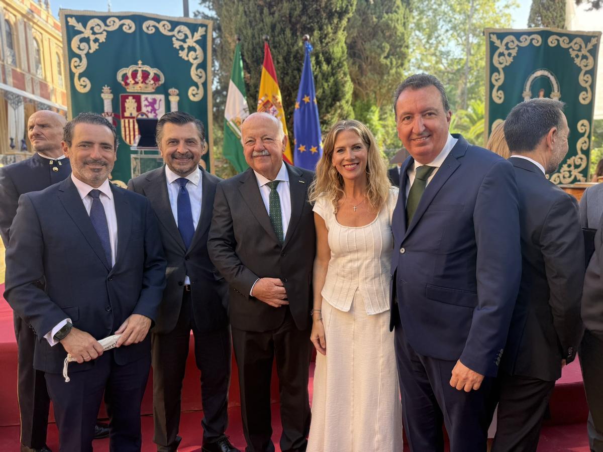 Ana Mestre, junto a otros miembros populares de la Mesa y el portavoz del grupo en el Parlamento, en la toma de posesión de Juanma Moreno.
