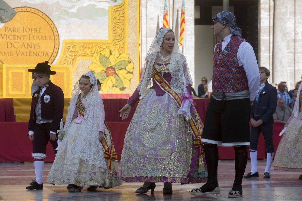 Desfile de las falleras mayores de las diferentes comisiones durante la procesión general de la Mare de Déu dels Desemparats.