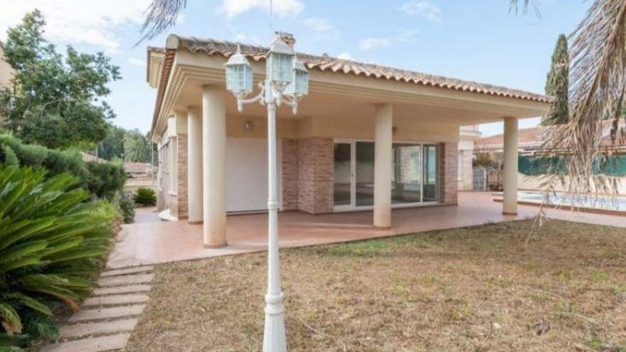 Casas en venta en La Pobla de Vallbona, entorno privilegiado a un paso de la ciudad