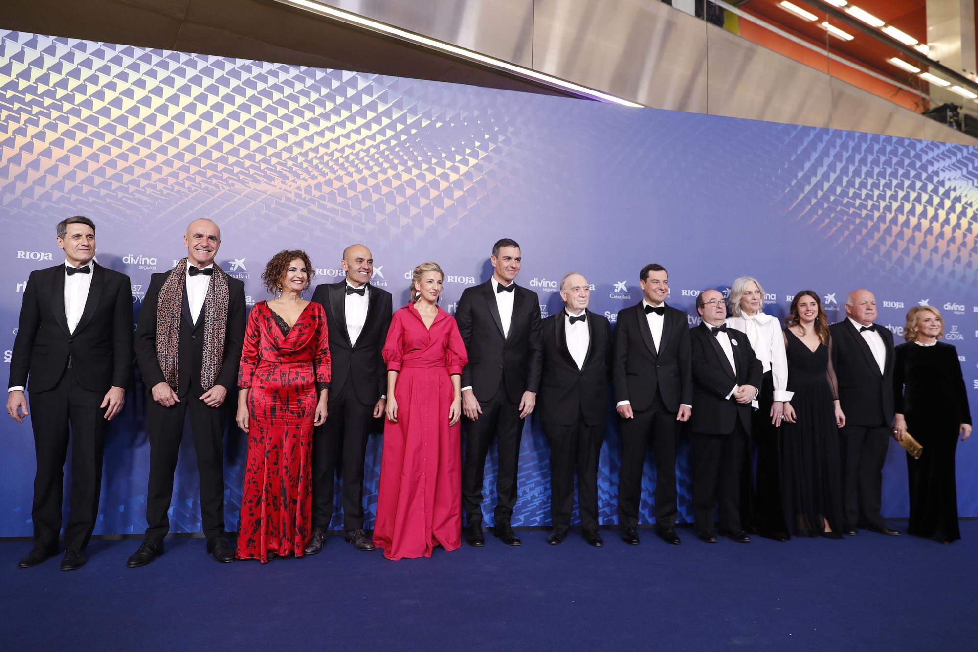 El presidente del gobierno Pedro Sánchez (en el centro), rodeado de otras autoridades y cargos de la Academia de Cine, a su llegada a los Goya.