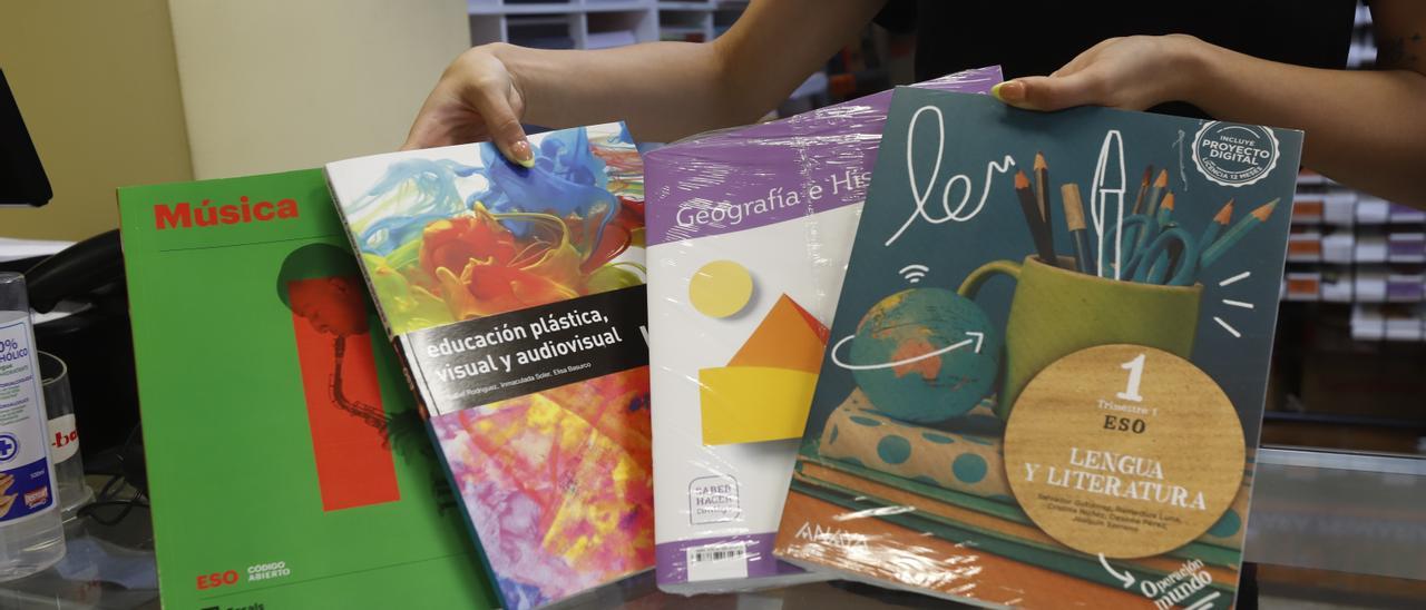 Varios libros que se utilizarán este curso en las aulas Secundaria.