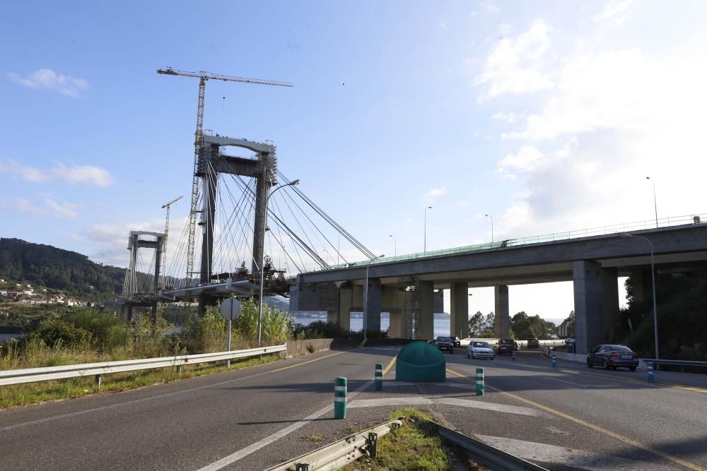 Instalación de los tableros en el puente de Rande