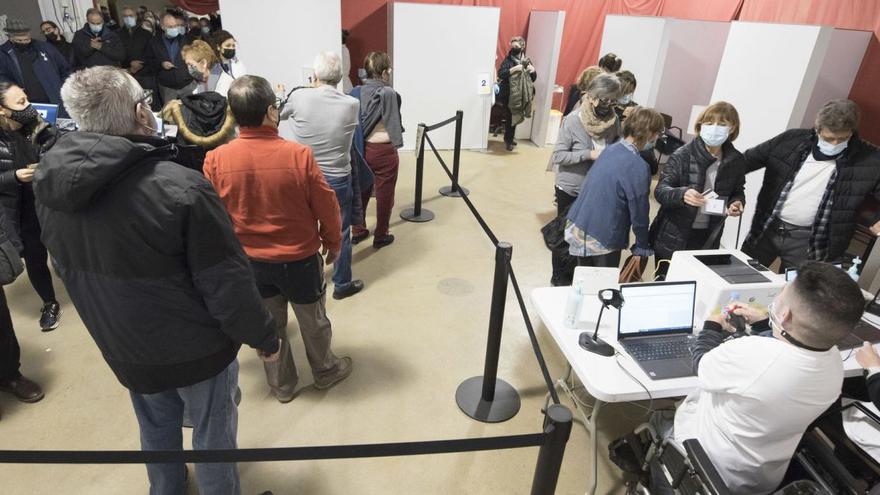 Cues per vacunar-se al
 Palau Firal de Manresa.  
Oscar Bayona