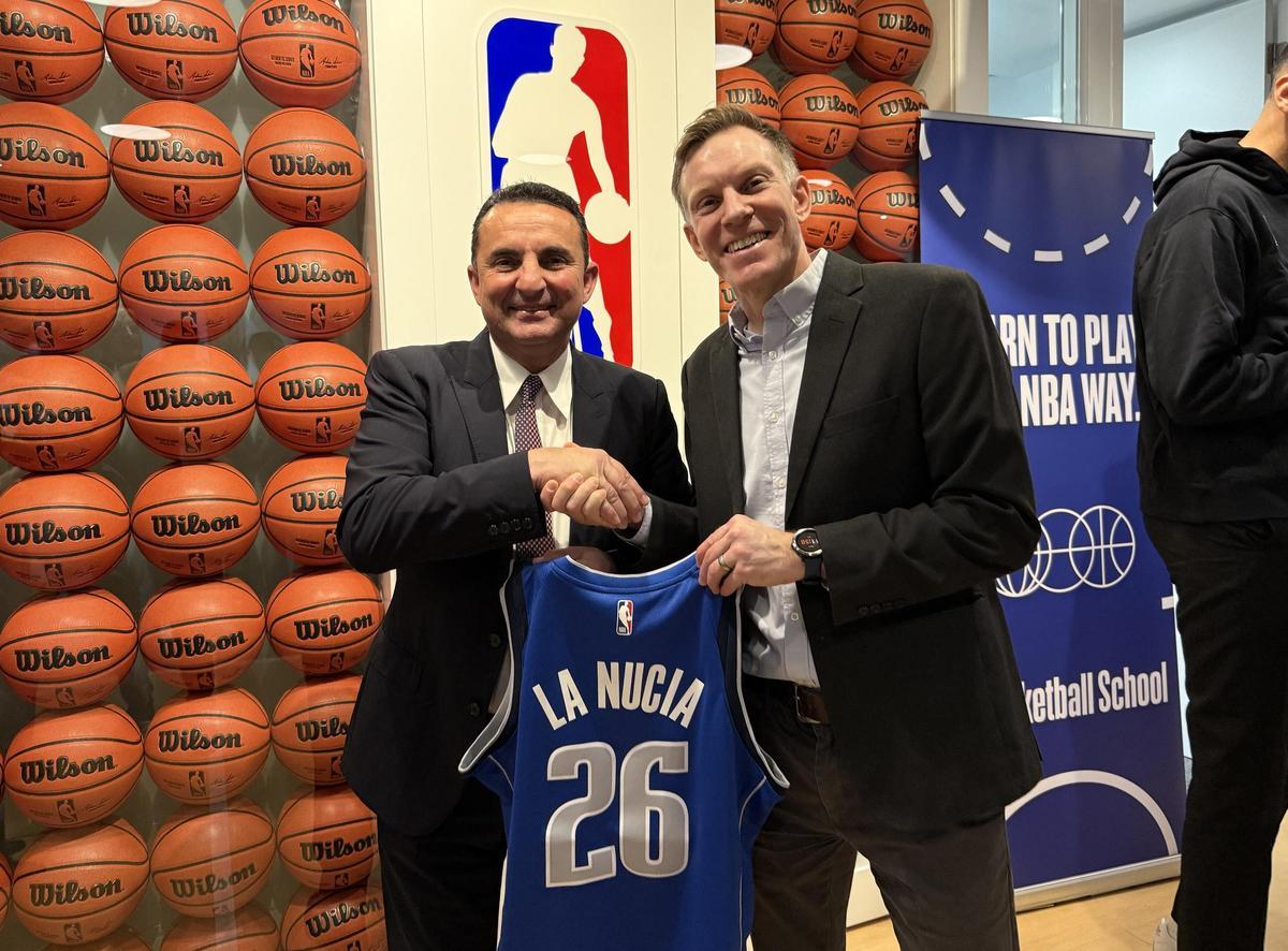 Erik Brucher, manager NBA Europe saludando a Bernabé Cano, alcalde de La Nucía.