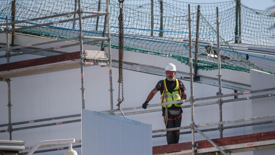 La inflación ralentiza una decena de obras en los puertos y aeropuertos de Canarias