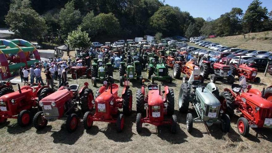 Vista del conjunto de tractores que participaron en el festejo de la parroquia silledense. // Bernabé/Javier Lalín