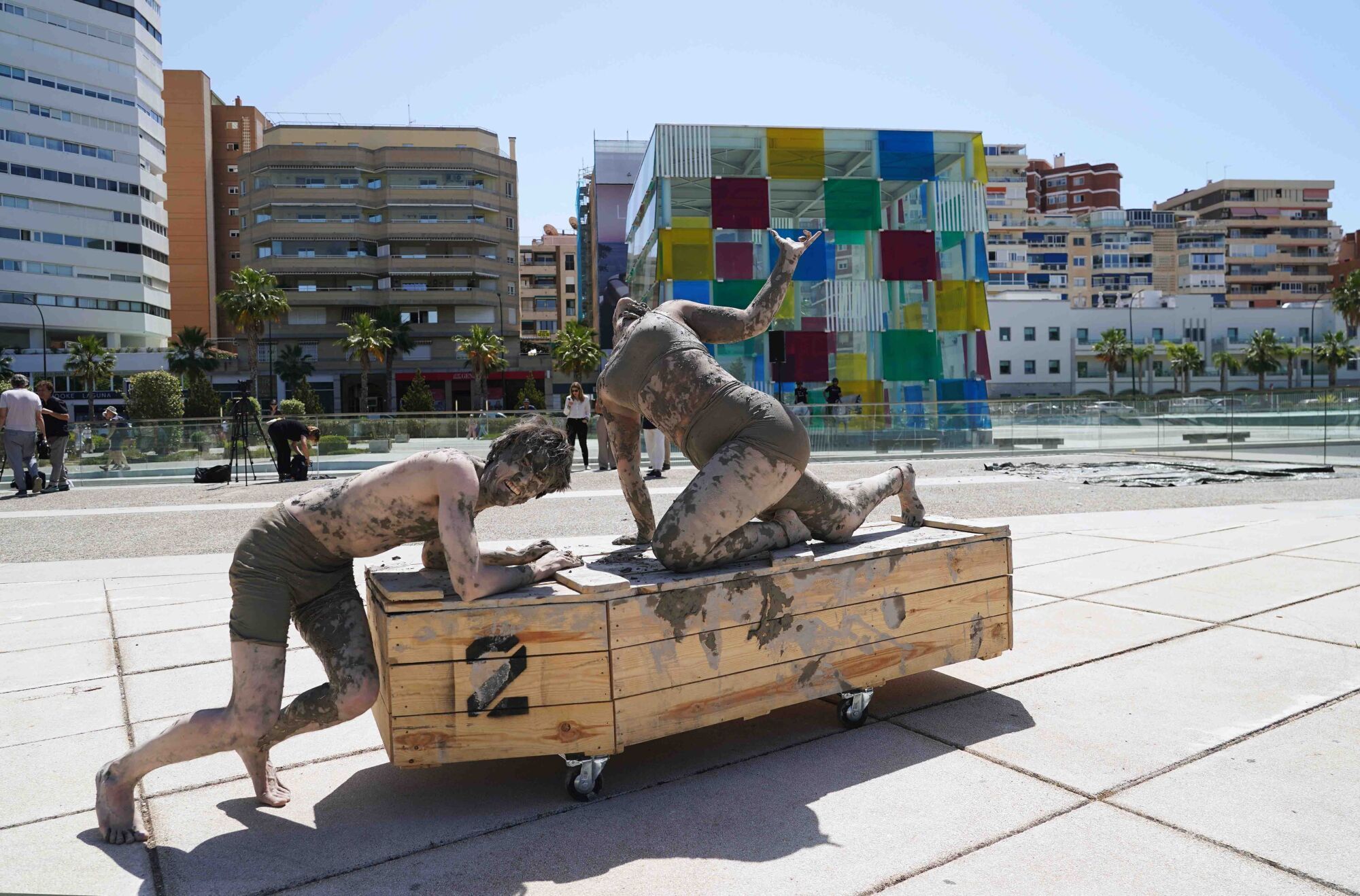 La compañía catalana está hasta este domingo en la capital con su obra ‘SONS: ser o no ser’, de la que este jueves representó un acto en el Muelle 1. 