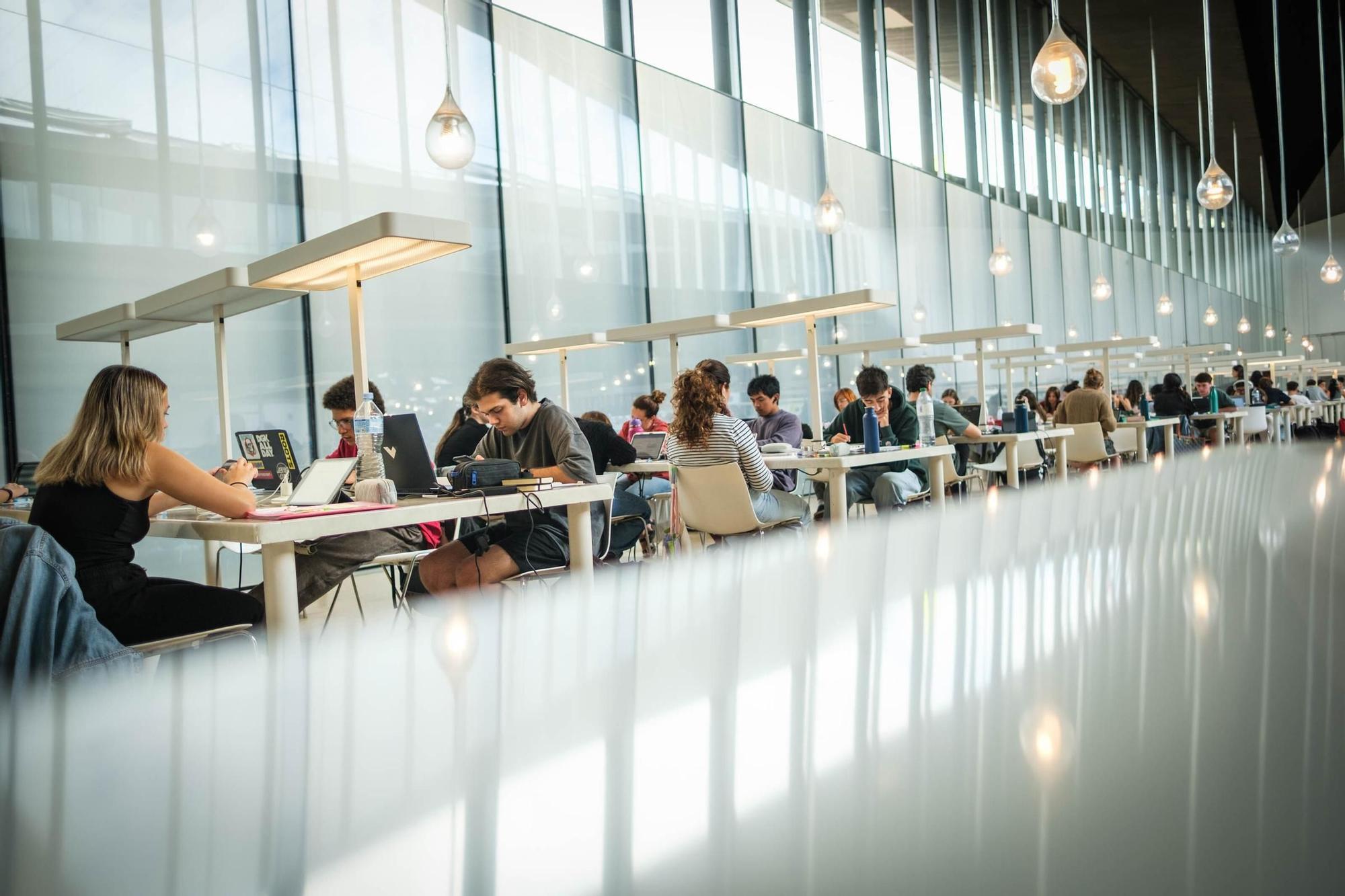 Los estudiantes se preparan en la biblioteca para la PAU