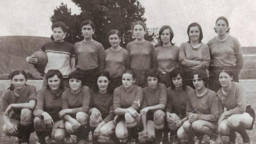 La Unión Deportiva La Espina celebra el 8M recordando a las pioneras del fútbol en el pueblo: &quot;Ellas también son nuestra historia&quot;