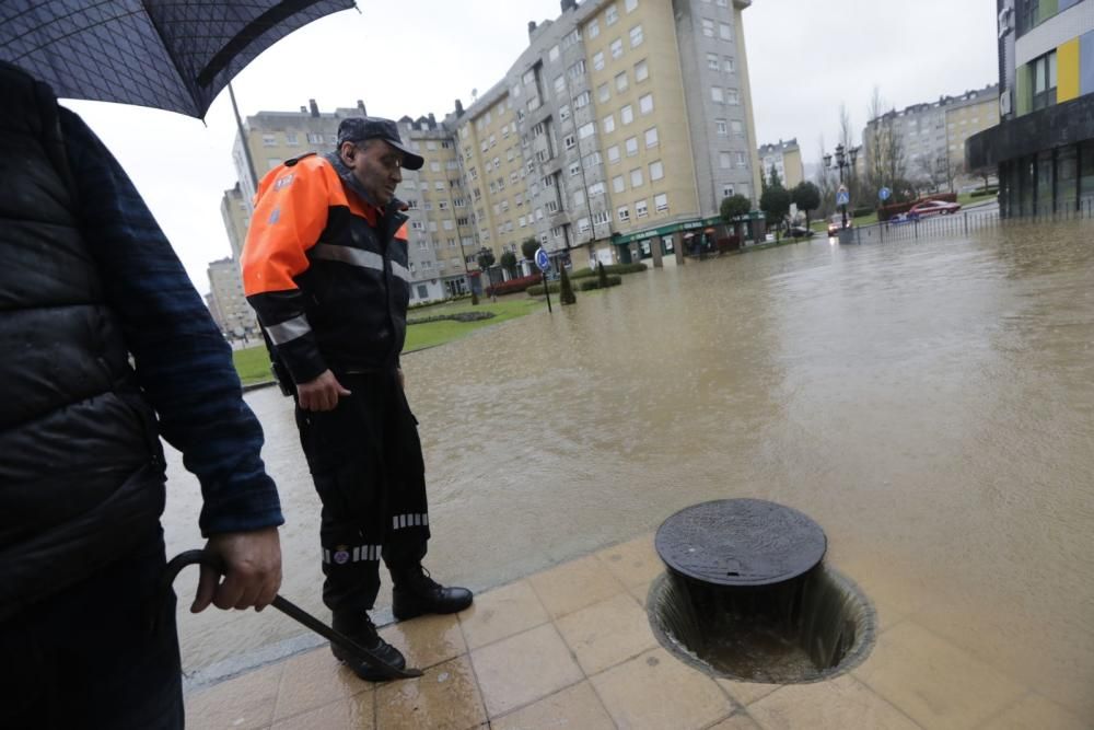 El agua anega en Oviedo la glorieta de Cerdeño