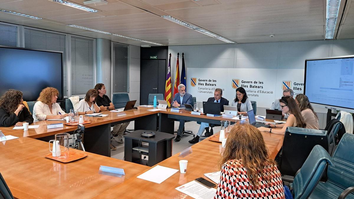 La Mesa de Familias el pasado miércoles en la conselleria de Educación.