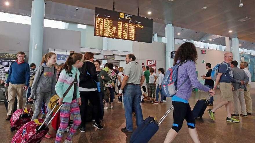 Pasajeros de un vuelo de Edimburgo de Ryanair, tras su llegada al aeropuerto vigués. // Marta G. Brea