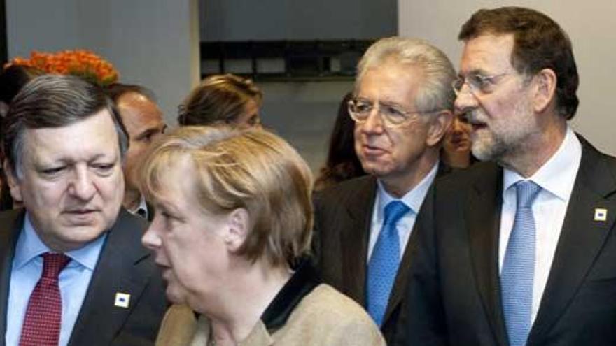 Rajoy, con Barroso y Merkel, en Bruselas.