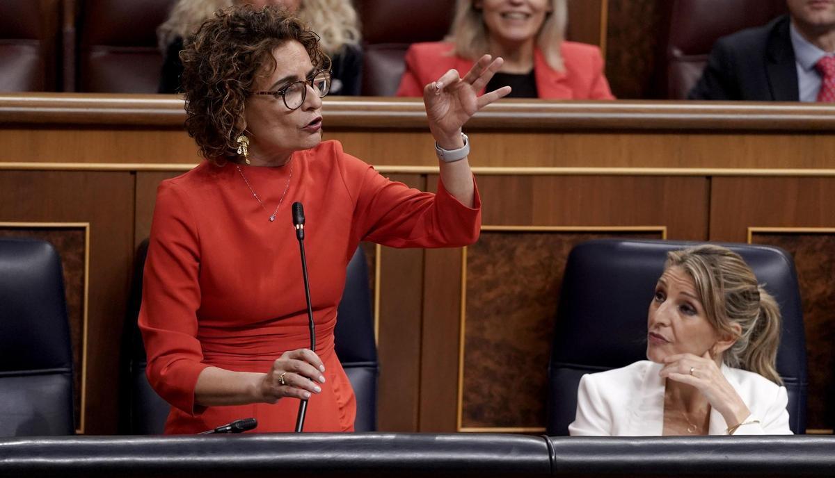 María Jesús Montero, ministra de Hacienda, junto a Yolanda Díaz, ministra de Trabajo, en el Congreso.