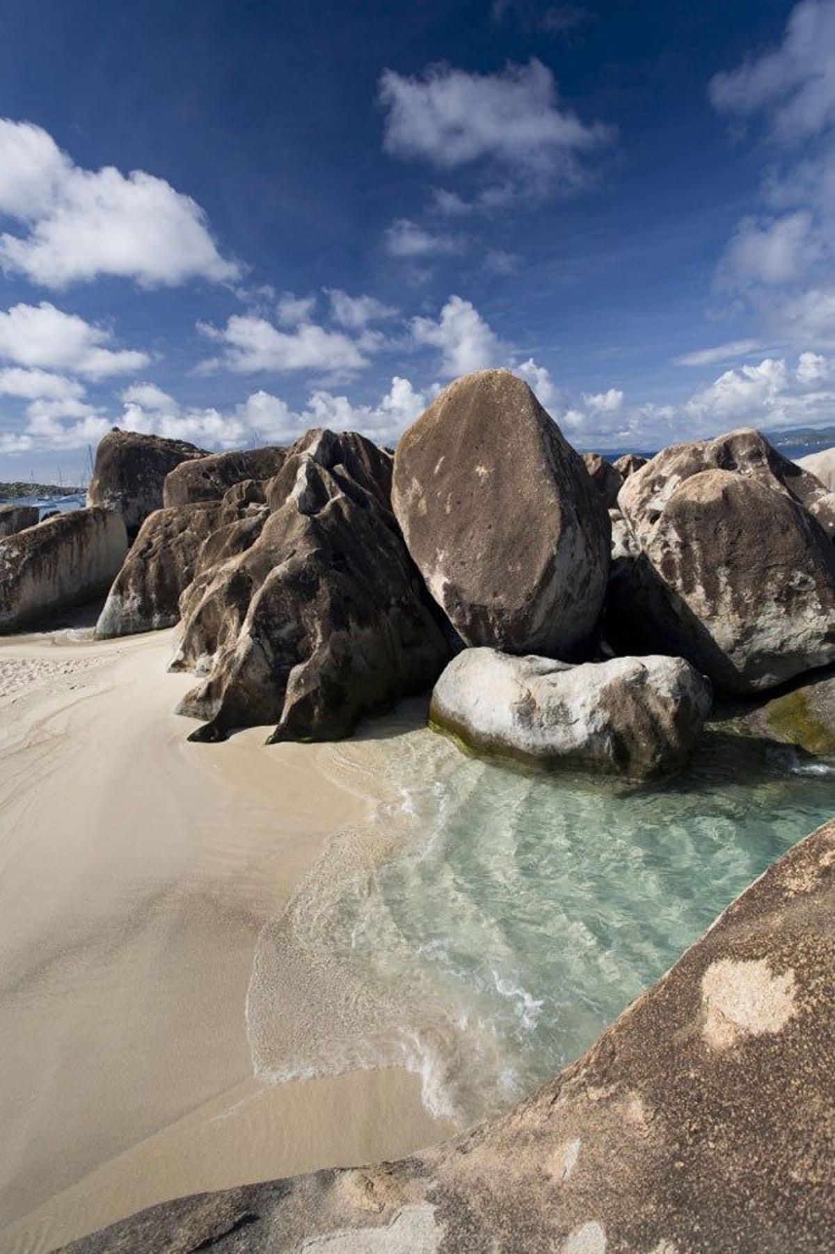 Rocas erosionadas en la orilla de la playa de The Baths.