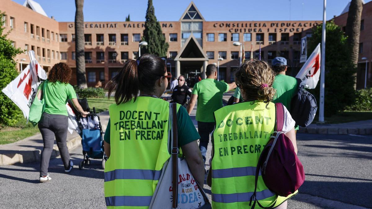 Protesta del sector educativo frente a la Conselleria de Educación, Cultura y Universidades, a 14 de mayo de 2026, en Valencia