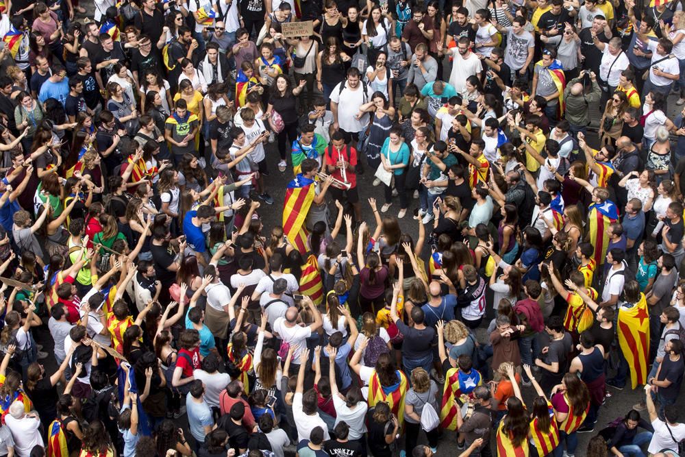 Multitudinaria concentración en Barcelona en protesta por las cargas del 1-O