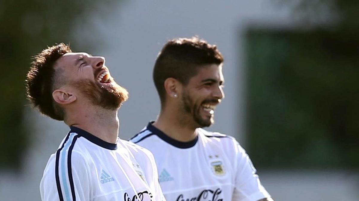 Messi sonríe ante Banega, su compañero de la selección argentina, en Buenos Aires.