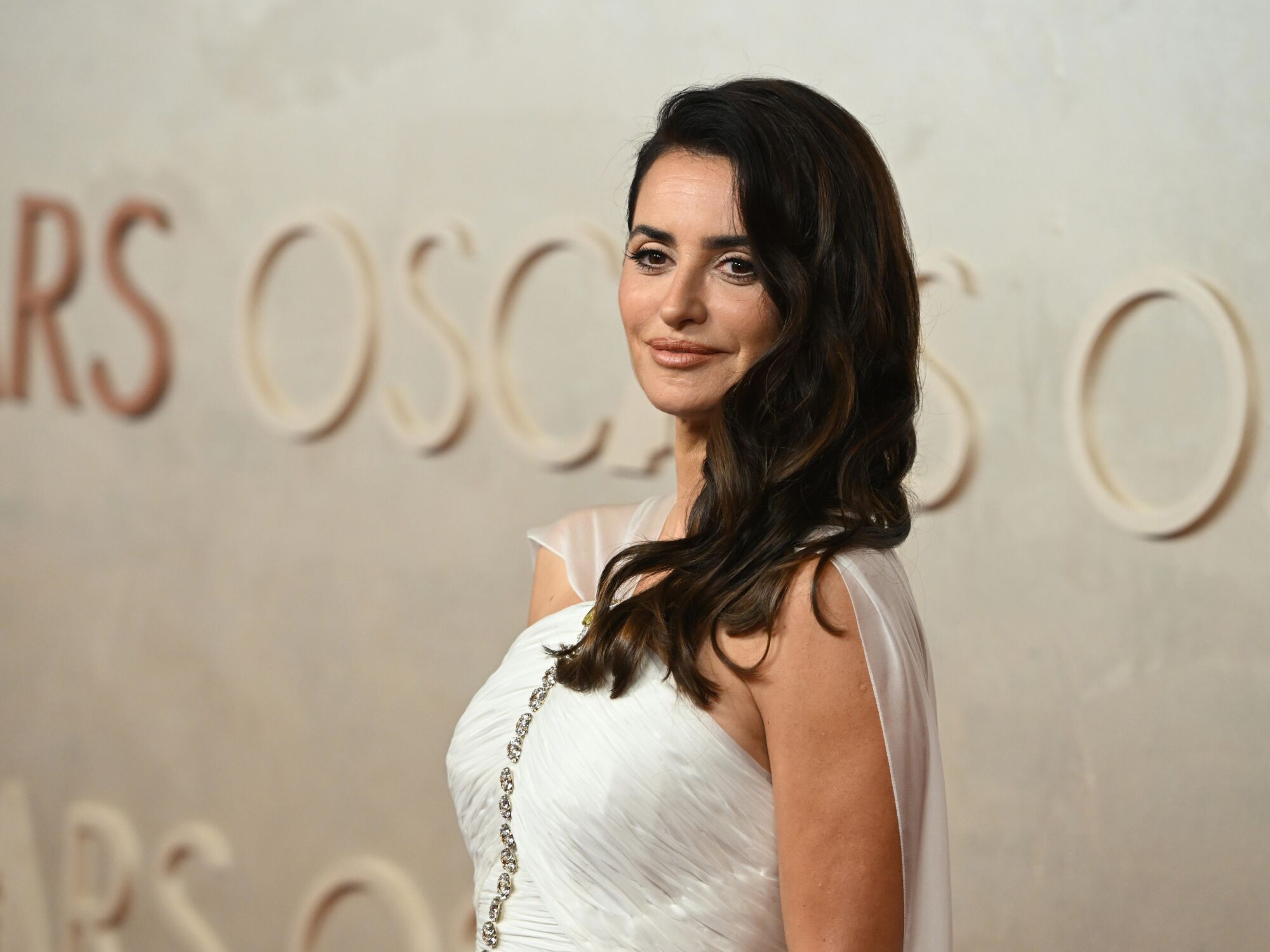 03/03/2025 March 2, 2025, Los Angeles, California, USA: PENELOPE CRUZ during red carpet arrivals for the 97th Academy Awards, presented by the Academy of Motion Picture Arts and Sciences (AMPAS), at the Dolby Theatre in Hollywood.. MADRID, 3 (CHANCE) No pudo asistir a la gala de los Premios Goya, pero sí que hemos podido verla en la ceremonia más importante del mundo del cine. Penélope Cruz, quien ha ejercido esta noche de presentadora de lujo junto a grandes nombres como Robert Downey Jr., Emma Stone y Cillian Murphy, ha brillado en la alfombra roja. EUROPA ESPAÑA SOCIEDAD KEVIN SULLIVAN / ZUMA PRESS / CONTACTOPHOTO