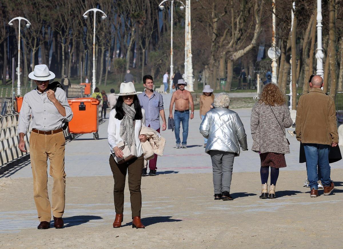 Múltiples personas pasean por la playa de Samil en Vigo