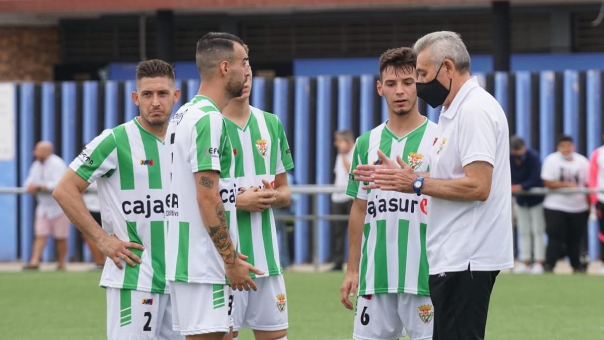 Pepe Escalante da órdenes a sus jugadores durante el partido.