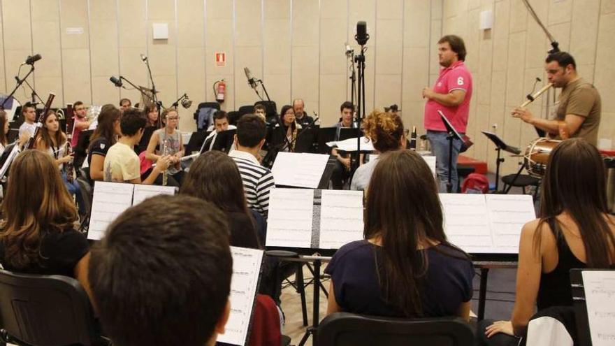 Integrantes de la Banda de Música de Zamora. A la derecha su director, Manuel Alejandro López, y el folclorista Luis Pedraza.