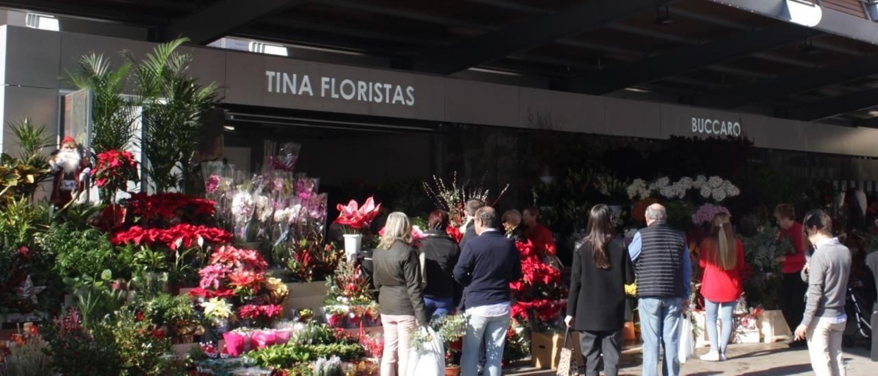 Un puesto de flores en el Mercado Central