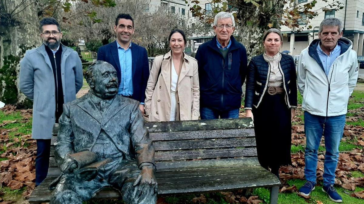 En el centro, Luis López (2º i.), Marisa Domínguez y el alcalde J. Antonio Lorenzo. |  // D.P.