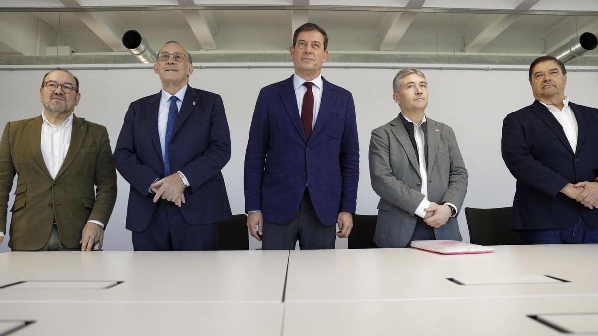 Besteiro se reúne con los tres rectores de las universidades gallegas