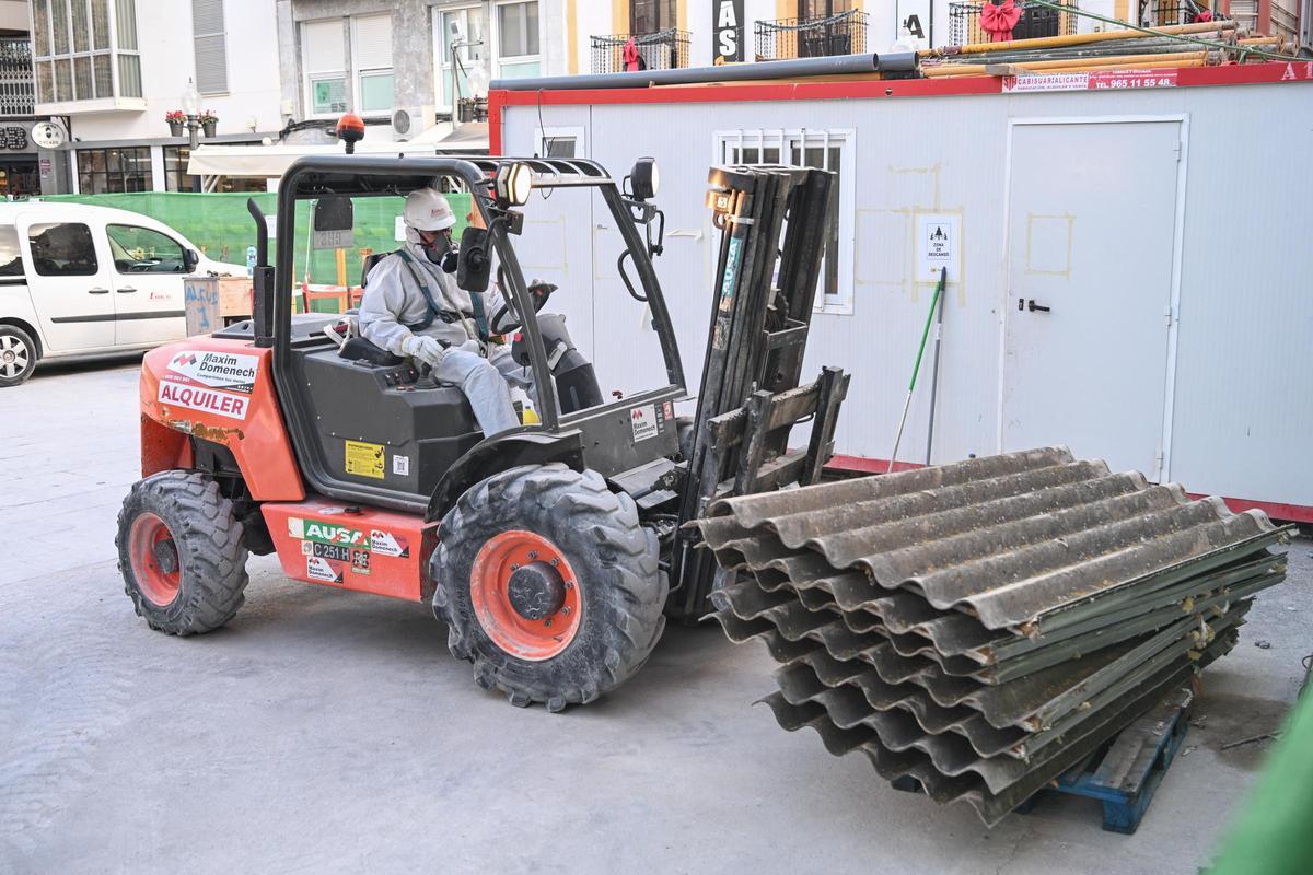 Operarios especializados trabajan en la retirada de amianto del Mercado Central de Elche Operarios especializados trabajan en la retirada de amianto del Mercado Central de Elche
