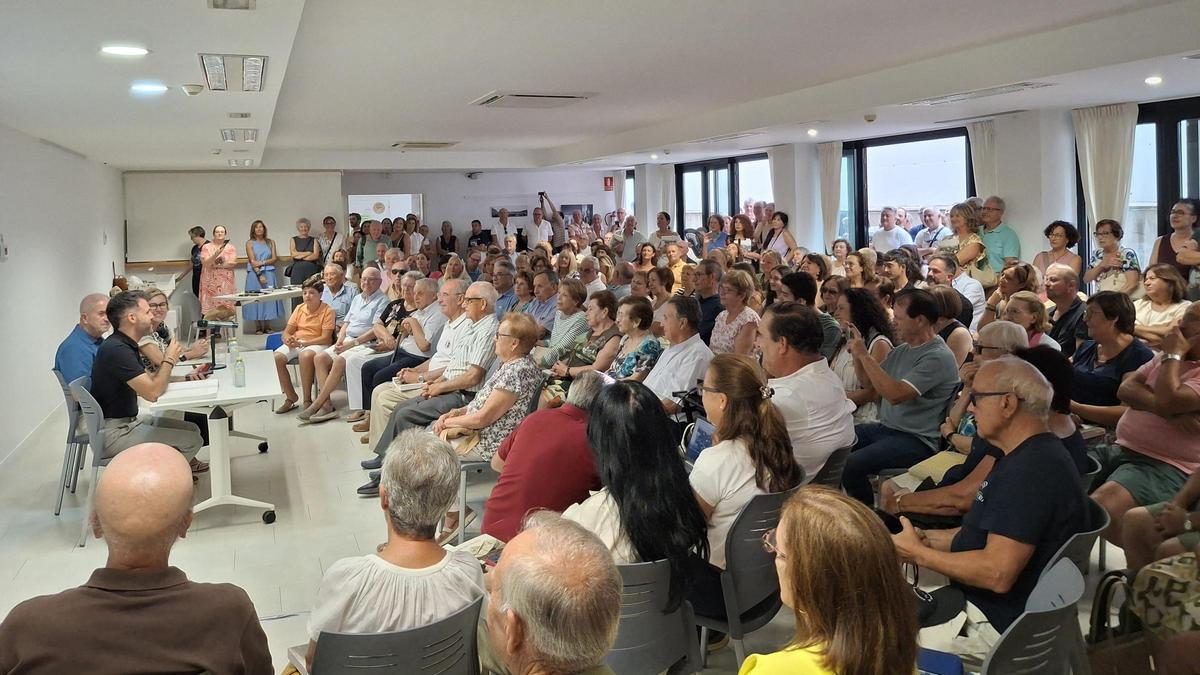 El salón de actos de la biblioteca de Duanes, repleto de público