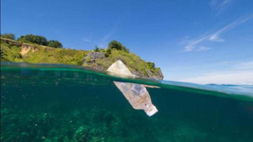 Botella de plástico en el mar.