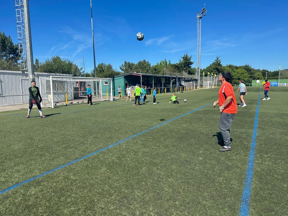 En imágenes: el club Valdés ACF conoce los secretos del portero gracias a la avilesina María Echezarreta, "Cheza"
