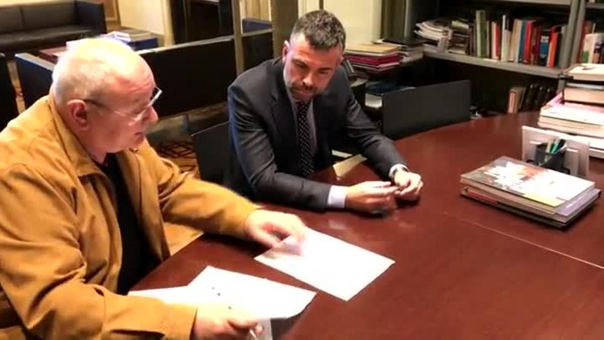 Un funcionari judicial lliura la notificació del jutjat número 1 d’Osca al conseller de Cultura, Santi Vila, en què l’adverteix de les responsabilitats penals i una multa si no trasllada a Sixena les obres del Museu de Lleida.