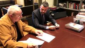 Un funcionari judicial lliura la notificació del jutjat número 1 d’Osca al conseller de Cultura, Santi Vila, en què l’adverteix de les responsabilitats penals i una multa si no trasllada a Sixena les obres del Museu de Lleida.