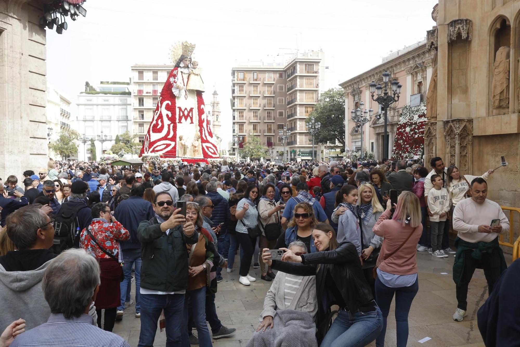 Cientos de personas acuden a ver el manto de la Virgen