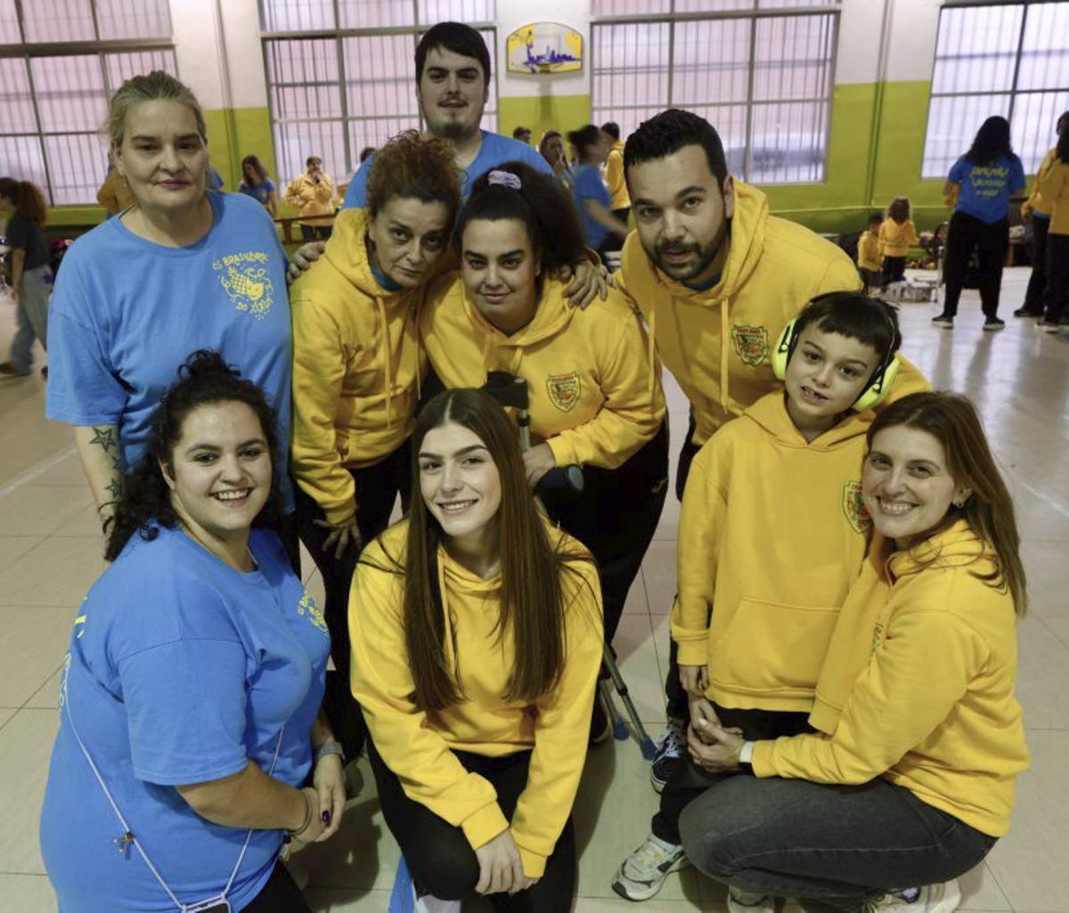 De izquierda a derecha, agachadas, Tania García, Lydia Cristobo, Lucas Suárez y Leticia Álvarez; de pie, Yolanda Cristobo, Beatriz Menéndez, Iker Menéndez, Noemí Menéndez y Juan Suárez. | MARCOS LEÓN