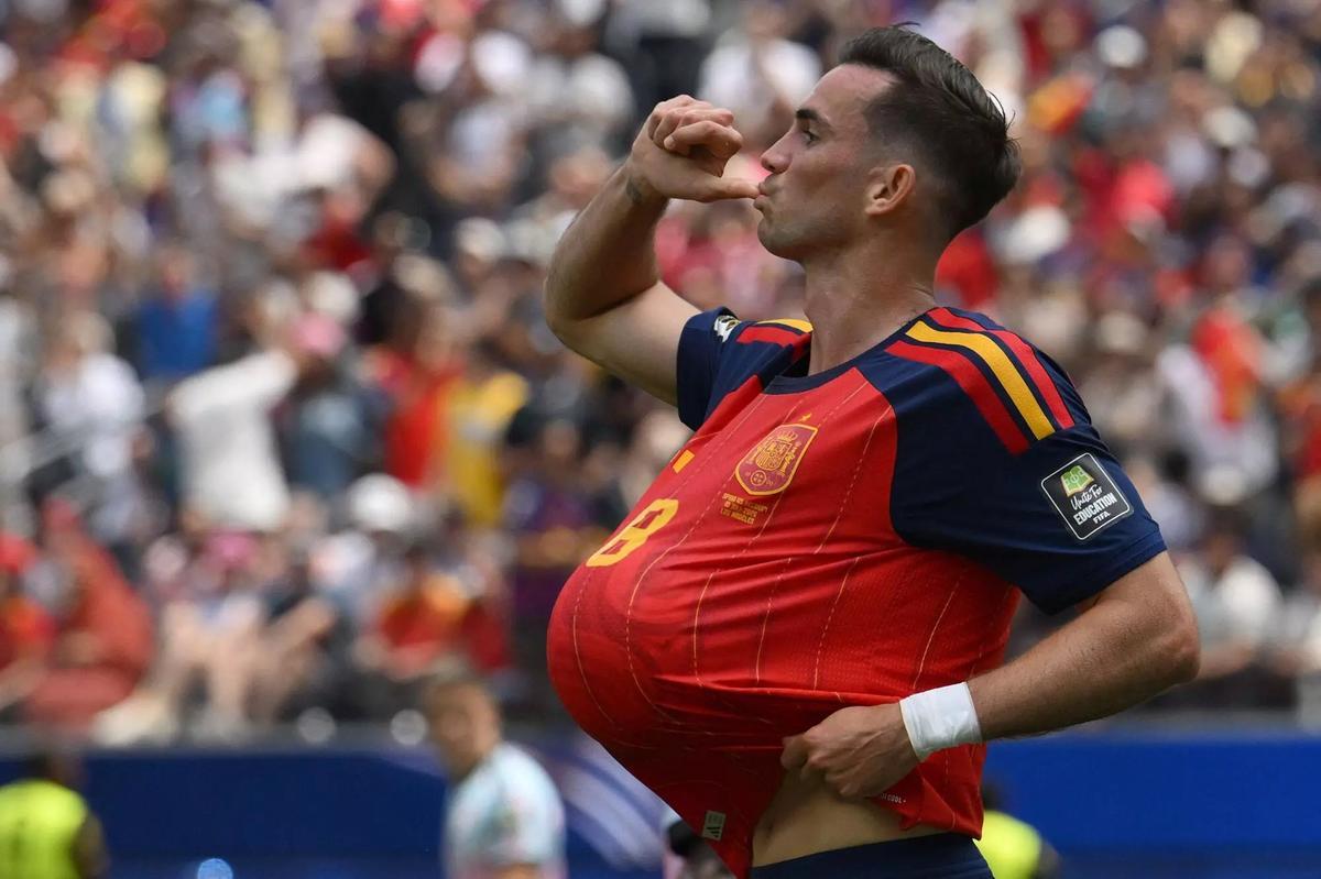Fabián Ruiz celebra el seu gol contra Bèlgica