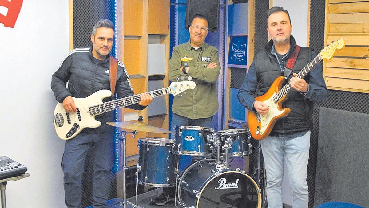 Los Apóstoles: Juan Quinta Aller  (bajo), Carlos Arévalo (batería) y Moncho Lago (voz; guitarra).